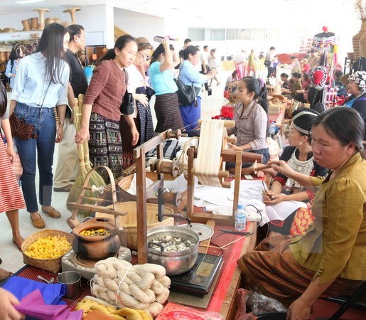 Vietnam’s handicraft products showcased in Laos